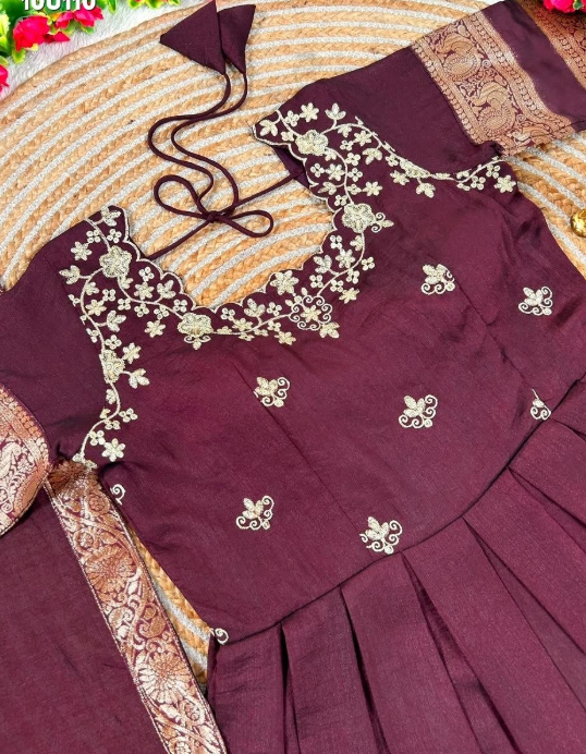 Royal Elegance Gown-Voni Set With With Rich Woven Zari Border