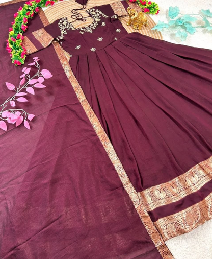 Royal Elegance Gown-Voni Set With With Rich Woven Zari Border