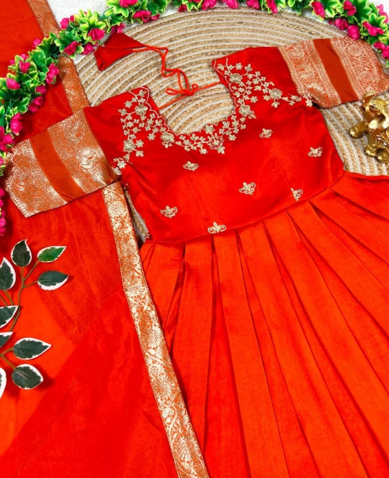 Royal Elegance Gown-Voni Set With With Rich Woven Zari Border